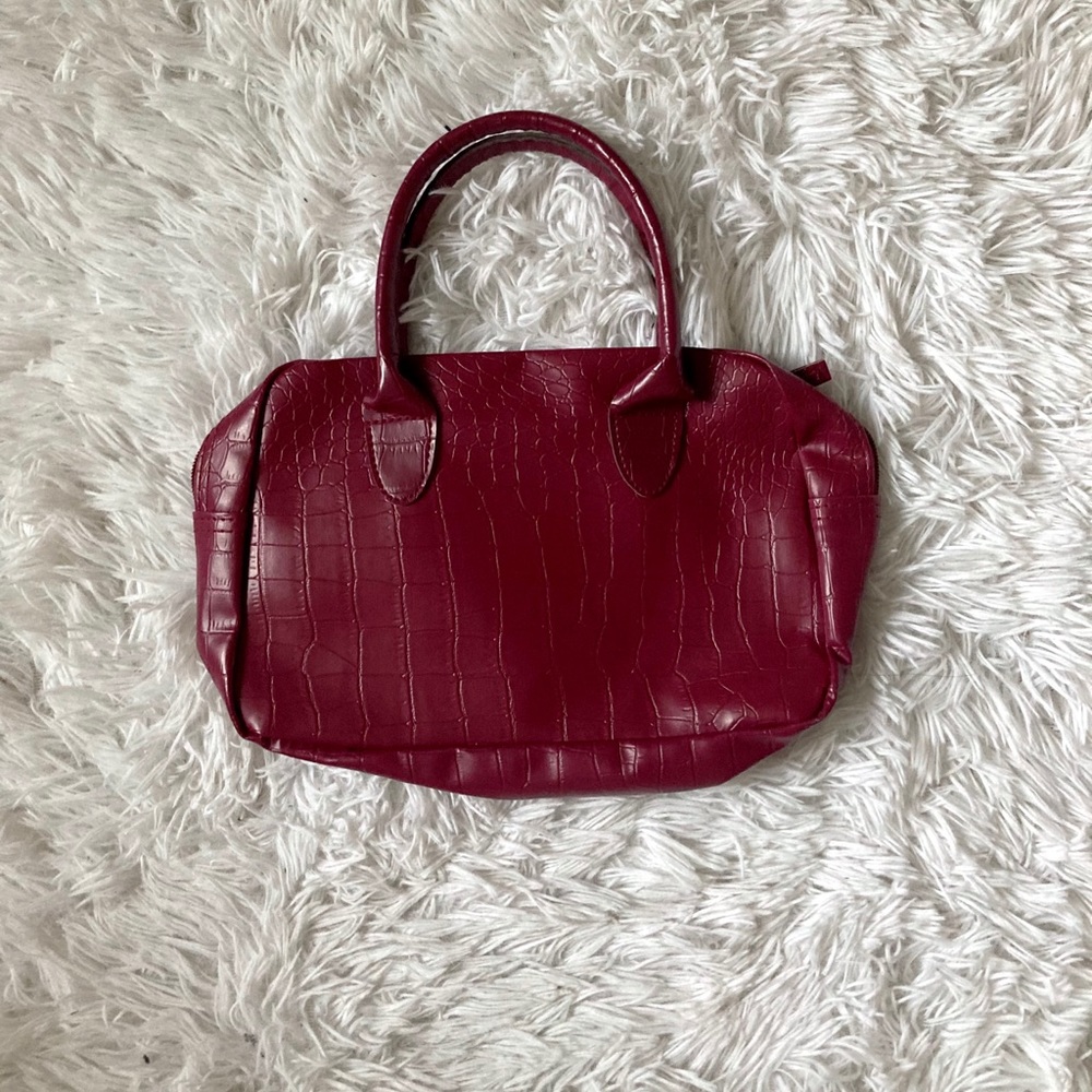 LEATHER CROC STATEMENT HANDBAG